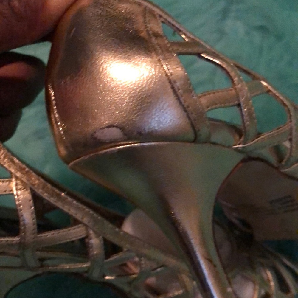 GOLD HEELS... - Picture 4 of 5